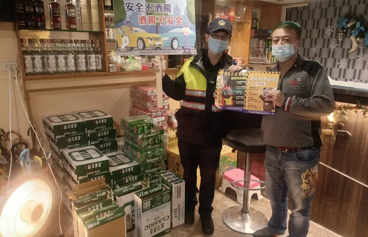桃員警呼籲店家提醒民眾勿酒駕。桃園警分局提供