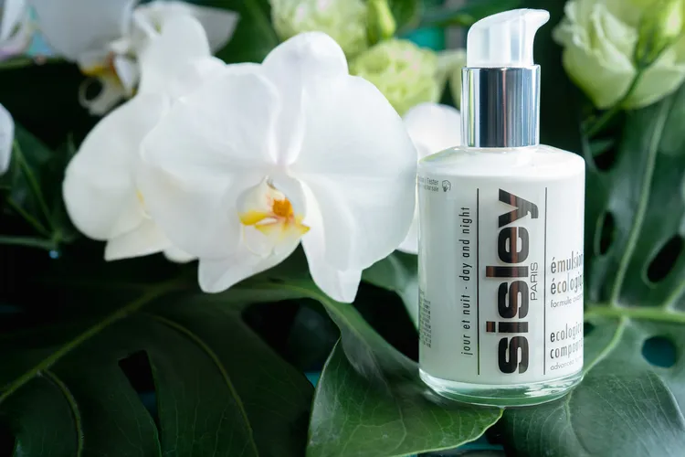 Sisley全能乳液升級版，60ml／4100元、125ml／7600元。品牌提供