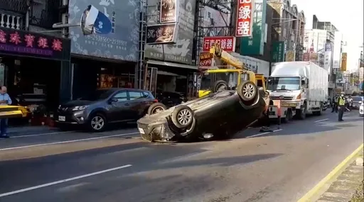 陽光刺眼出大事了　他整輛車翻肚後噴出「這一包」