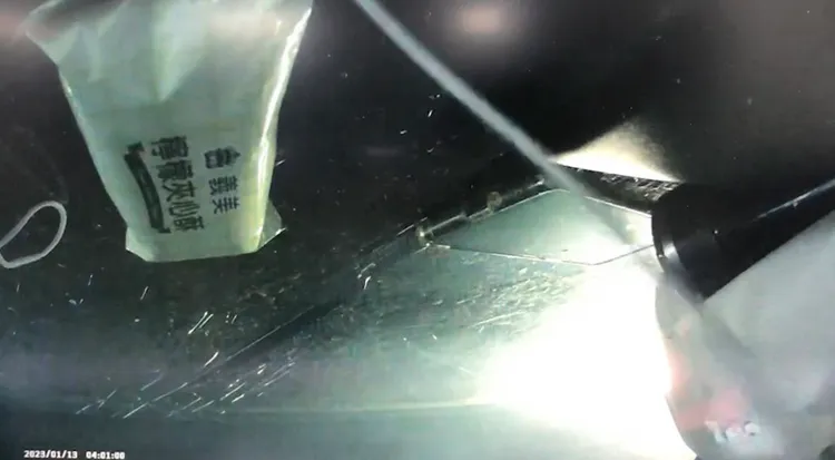 行車紀錄器顯示，林男車輛180度「翻肚」後，最後噴出一包餅乾。讀者提供