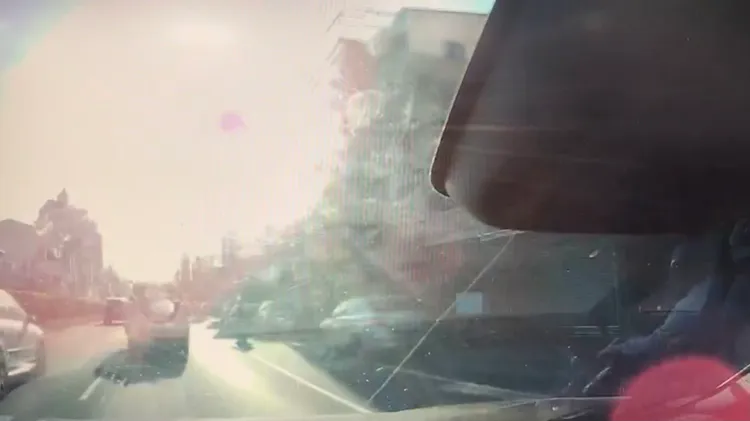 林男行車記錄器畫面顯示，他駕車過程中，陽光相當刺眼。讀者提供