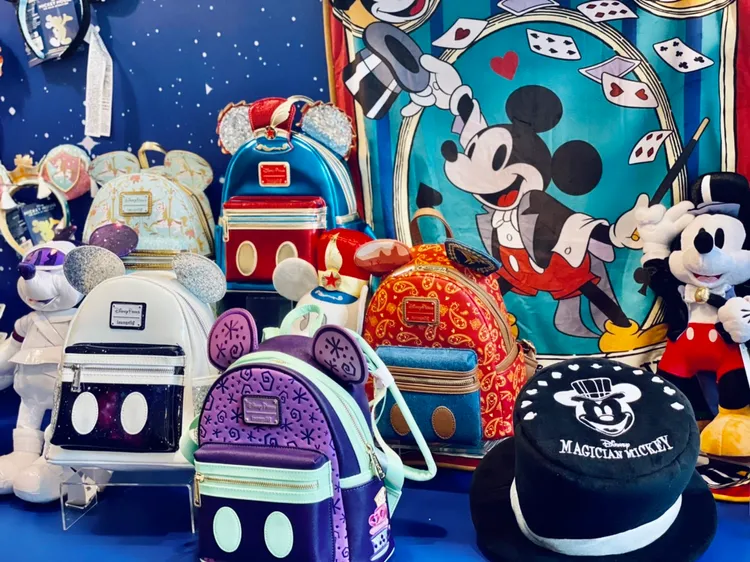 亞洲限定的「米奇與好朋友奇幻魔術系列」，則是為了慶祝米奇生日推出的限定款。曾仲葳攝