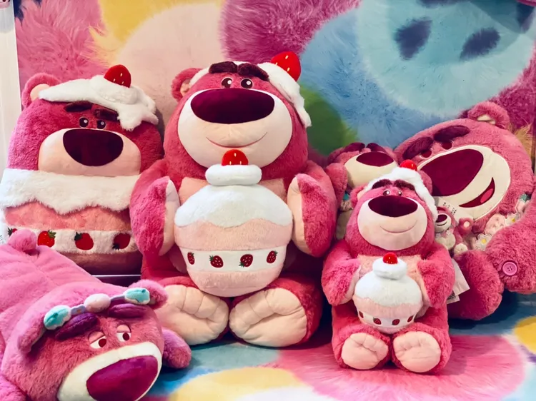 亞洲限定的熊抱哥草莓蛋糕與熊抱哥草莓花香系列產品，除了外型可愛，更散發淡淡甜香。曾仲葳攝