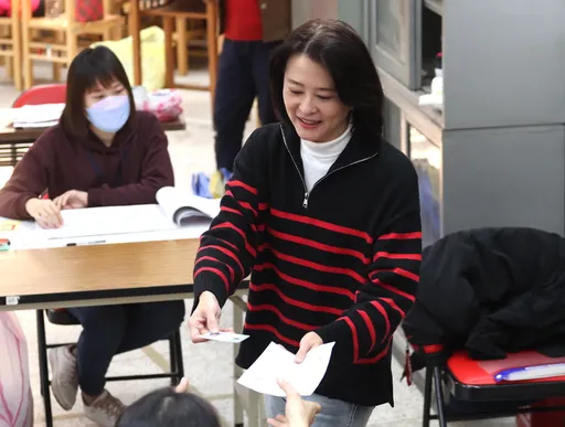 王鴻薇帶「無敵幸運物」去投票!卻沒帶身分證 老公說用健保卡被打槍