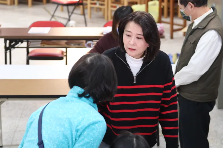 遭選務人員告知無法使用健保卡時，王鴻薇露出錯愕的表情。陳明中攝