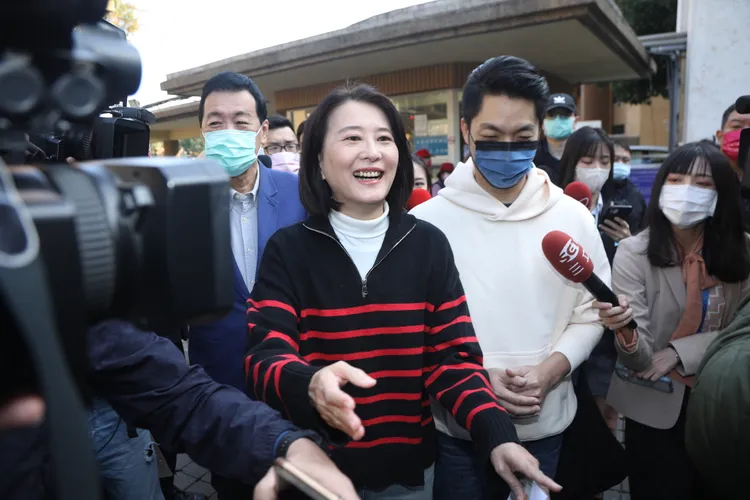 王鴻薇離開投票所神情尷尬。陳明中攝