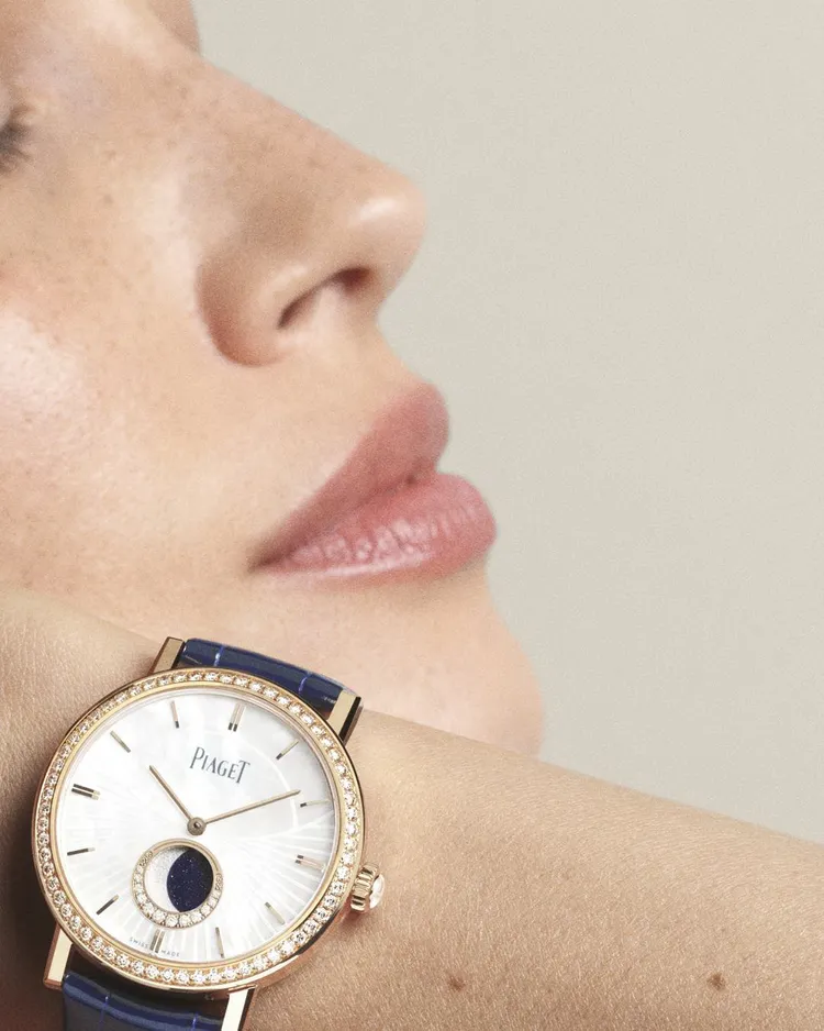 Altiplano玫瑰金月相高級珠寶錶的月相顯示運用砂金石與經敲錘的金質，塑造月亮陰晴圓缺樣貌。品牌提供