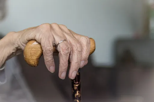 96歲老董被長媳家暴！怒收回千萬股份卻挨告　法官也同情