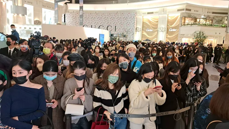 目測有將近500位粉絲在現場準備一睹偶像風采。朱世閎攝