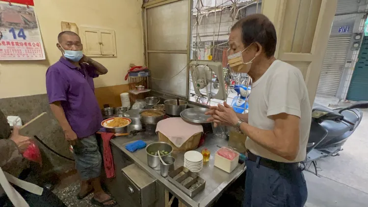 米糕店由王姓父子一同經營，已在高雄三民區飄香逾半世紀。侯昌騰攝