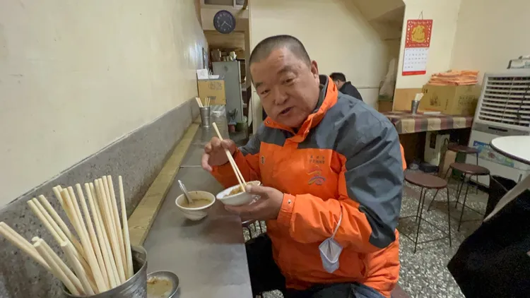 李先生已在米糕店消費30多年了，他說，外面吃不到這樣的佛心價。侯昌騰攝