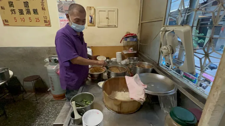 米糕店的米糕以木桶裝盛，吃起來略帶木頭香。侯昌騰攝