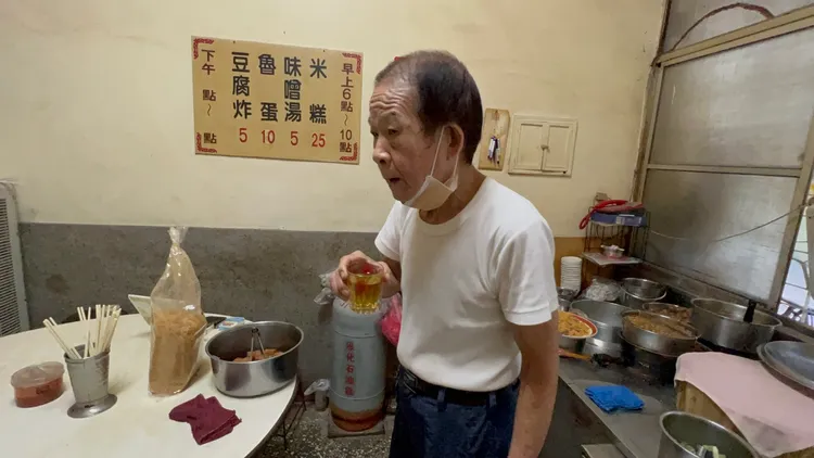 開米糕店50多年的王姓老老闆，趁著空檔在店內喝杯茶。侯昌騰攝