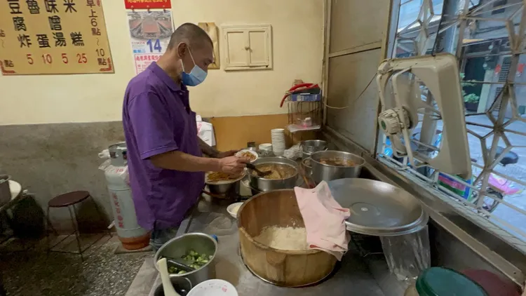 米一:王老闆清晨六點即開門營業，在米糕上淋上肉燥。侯昌騰攝