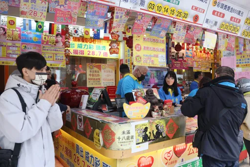 拜完烘爐地路過彩券行!刮中100萬元 這對兄弟吉時一路向南也中百萬