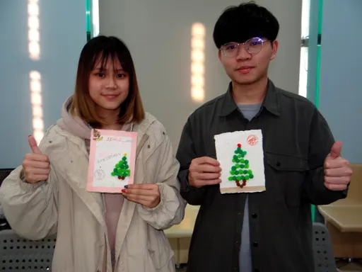 消除綠癌這招好! 正修科大拔小花蔓澤蘭作手抄紙