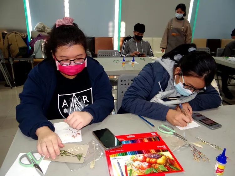 正修科大視覺傳達設計系利用小花蔓澤蘭製作手抄紙。正修提供