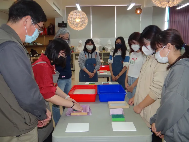 正修科大視覺傳達設計系利用小花蔓澤蘭製作手抄紙。正修提供