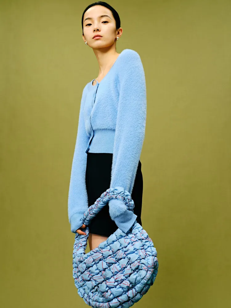 雎曉雯拍攝COS 2023新春系列形象照，以明亮色彩的對比構圖，襯托出優質面料細節與層次感。品牌提供