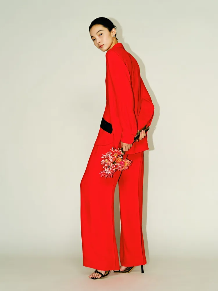 前衛新潮的同色系成套西裝可做為銜接日夜穿搭的時尚造型。品牌提供