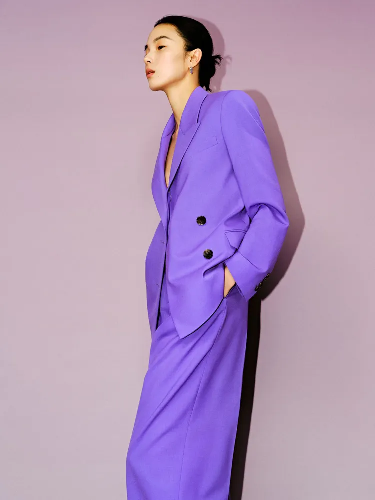 前衛新潮的同色系成套西裝可做為銜接日夜穿搭的時尚造型。品牌提供