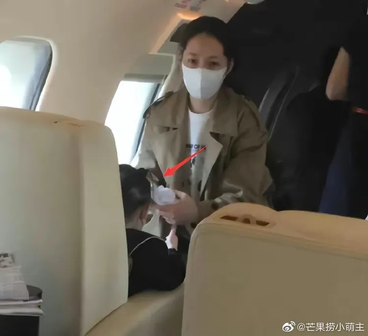 中國網友在飛機上偶遇郭碧婷。翻攝自芒果撈小萌主微博
