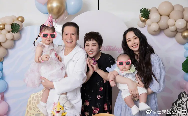 向太去年10月曬出全家福，獨缺向佐。翻攝自芒果撈小萌主微博
