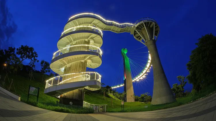 岡山之眼的夜景相當美麗。高市府觀光局提供