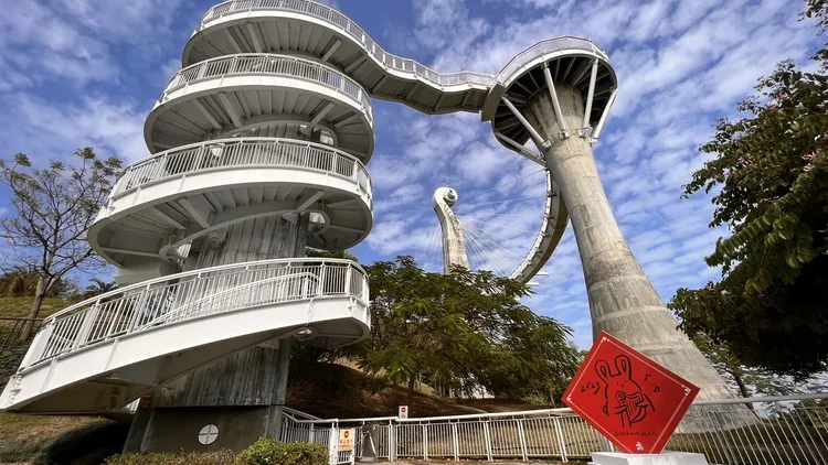 岡山之眼主塔橋為提琴意象呈現，鋼索即為琴弦，意表琴瑟和鳴，在末端的迴旋梯則是應和的口琴。侯昌騰攝