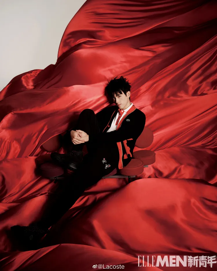 陳飛宇穿LACOSTE兔年系列服飾拍攝時尚大片，針織外套上的萌兔型鱷圖案別有玩趣。翻攝LACOSTE微博