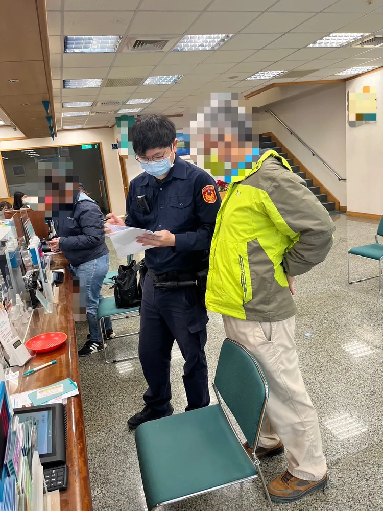 警方向謝男說明這是詐騙集團手法。三重警分局提供