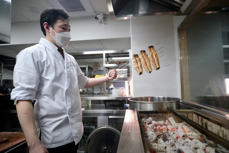 四代目菊川日本料理長親自飛來台灣坐鎮，傳授炭火直烤鰻魚飯的技巧。陳志淵攝