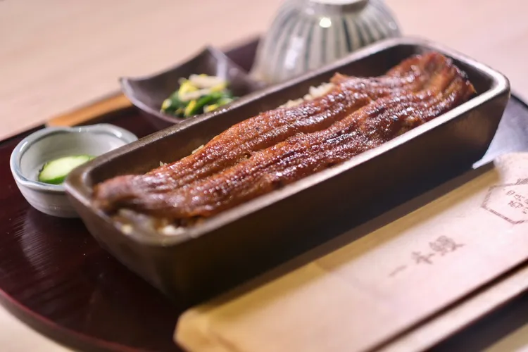 「名物一本重」豪邁將整條蒲燒鰻魚霸氣放入日本六大古窯之一的「信樂燒」特製一本鰻專用器皿中，讓消費者吃到最後一口都能維持50至60度的最佳品嘗溫度。陳志淵攝