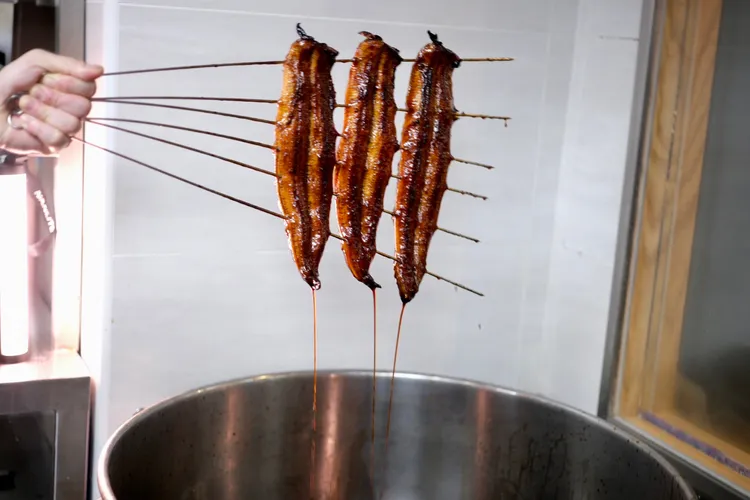 四代目菊川特別將祖傳秘製醬汁空運來台，讓台灣消費者吃到原汁原味的正宗名古屋風味鰻魚飯。陳志淵攝