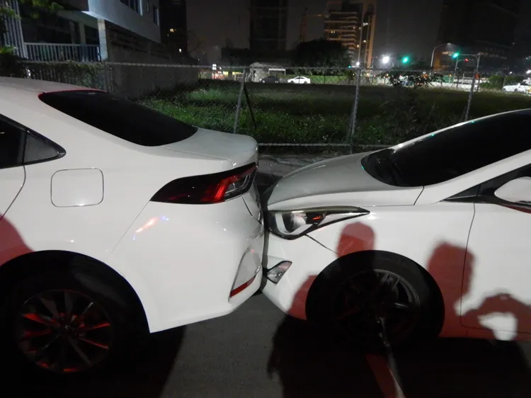 許姓男子的計程車自撞3輛停在路邊的汽車。讀者提供