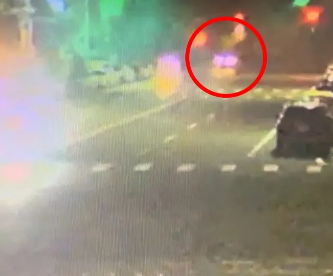 監視器拍到許姓男子的計程車(紅圈處)行駛間突然向右偏移，撞上停在路旁的汽車。讀者提供