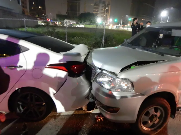 許姓男子的計程車自撞三輛停在路邊的汽車。讀者提供