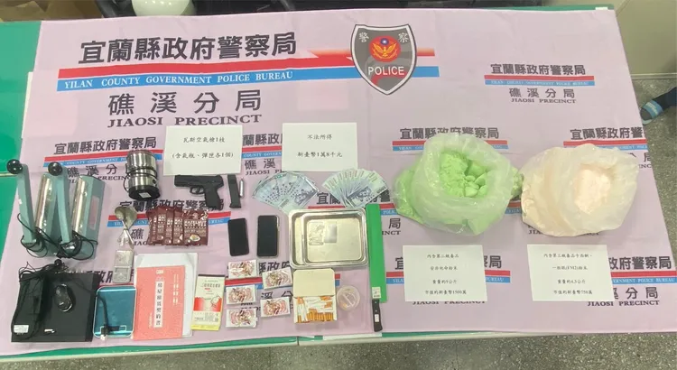 警方起出毒品卡西酮及FM2、安非他命等大批毒品及分裝工具一批。讀者提供