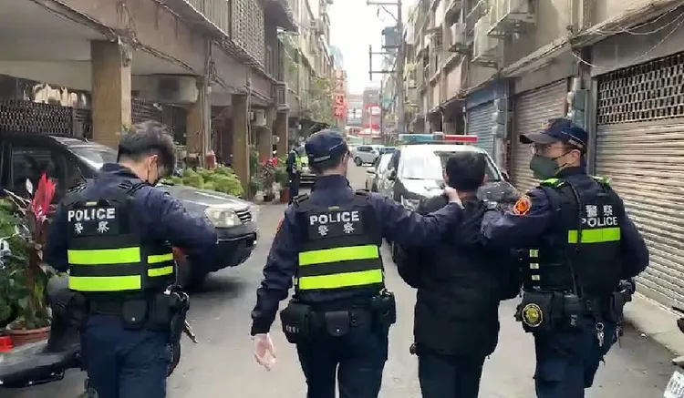 警方獲報後，立即通報線上巡邏網攔截圍捕該涉案車輛，約莫半小時左右，埔子派出所警網就在桃園區大華八街攔查到涉案李男及機車。翻攝畫面