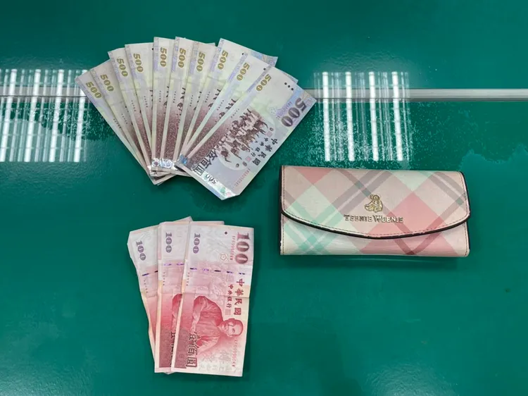 警方獲報後，半小時後立即攔查到李男及機車，並將包包及47萬元順利發還給被害人。翻攝畫面