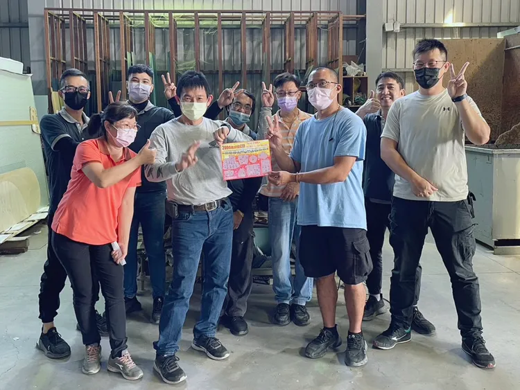 高雄一間公司10名員工，每年過年前都集資購買整本「2000萬超級紅包」。翻攝畫面