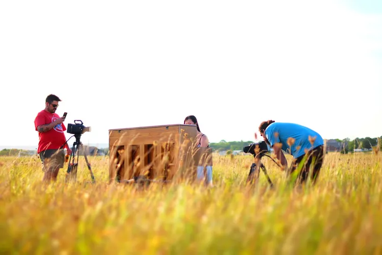 蘇珮卿在夏天的奧克拉荷馬草原拍攝音樂錄影帶。賽蓮音樂提供