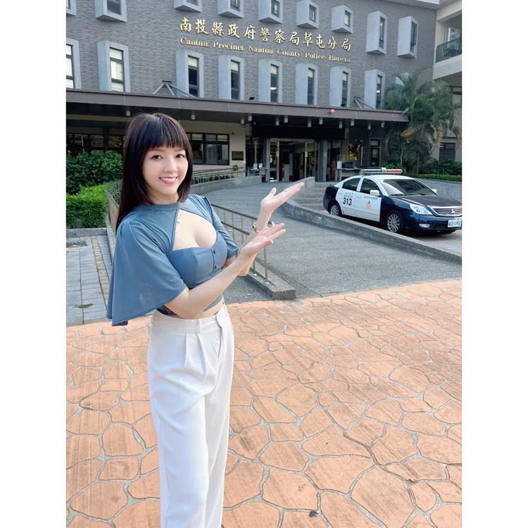 她特地回到「田慎節起源地」草屯分局合影。Molly提供