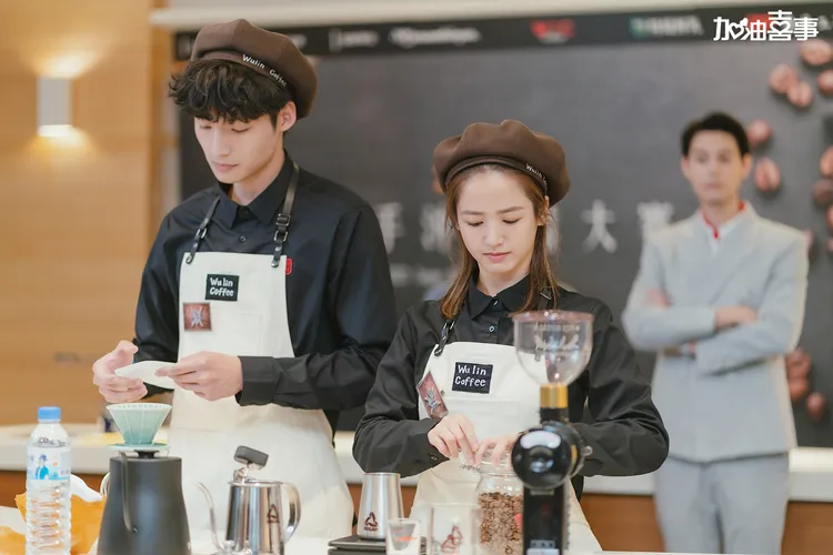 臧芮軒（右）和劉育仁攜手參加咖啡大賽。TVBS提供