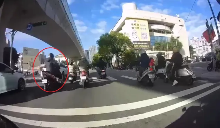 邱姓男子（紅圈處）追撞前方機車引發連環車禍。翻攝WoWtchout - 地圖型行車影像分享平台》
