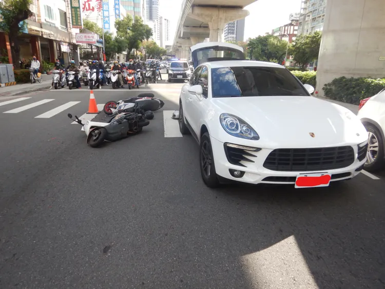 保時捷轎車遭波及。民眾提供