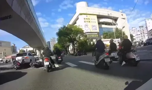 禮讓救護車也有事!騎士煞不住影片曝光 3輛機車及1輛保時捷衰遭擊落