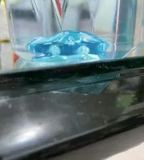 去年有網友發現，台塩海洋鹼性離子水的水瓶瓶底竟暗藏一部藍色小跑車，引起網友爭相購買測試。翻攝臉書社團台鹽海洋鹼性離子水