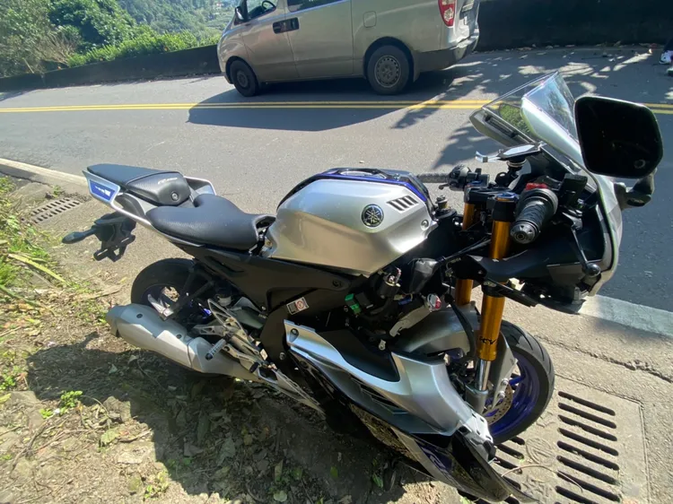 林男的機車車頭凹陷。新店警分局提供