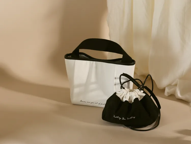 吳速玲為聯名禮盒設計的2款帆布包，採只送不賣方式獲得。品牌提供